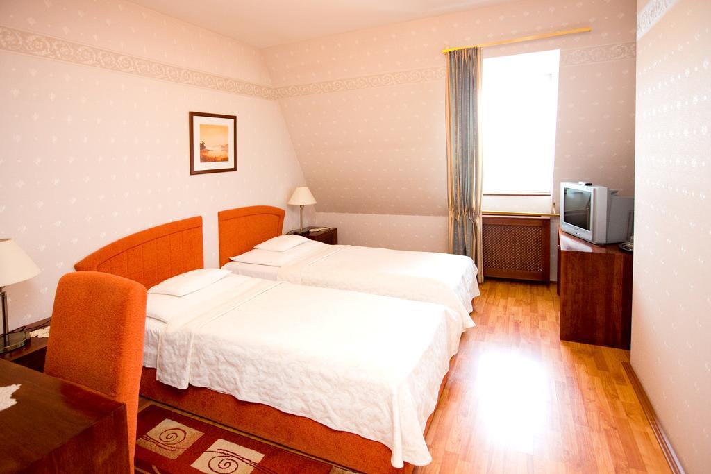 Goecsej Palatinus Etterem Es Panzio Aparthotel Zalaegerszeg Phòng bức ảnh