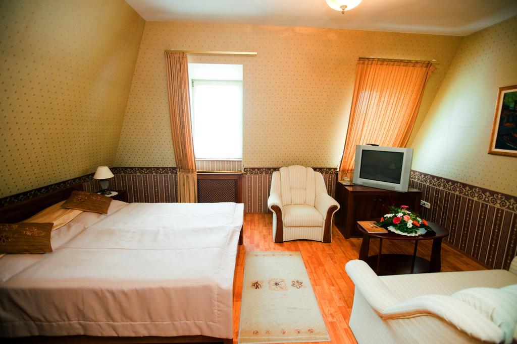 Goecsej Palatinus Etterem Es Panzio Aparthotel Zalaegerszeg Phòng bức ảnh