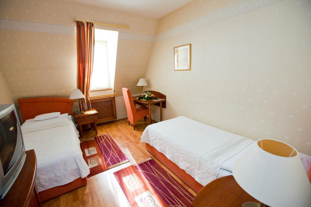 Goecsej Palatinus Etterem Es Panzio Aparthotel Zalaegerszeg Phòng bức ảnh