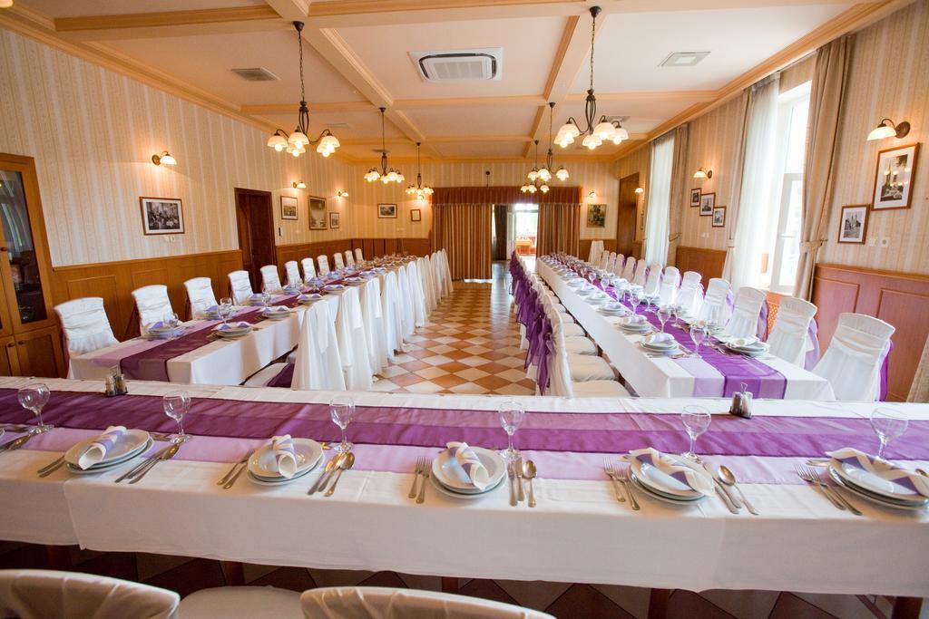 Goecsej Palatinus Etterem Es Panzio Aparthotel Zalaegerszeg Ngoại thất bức ảnh