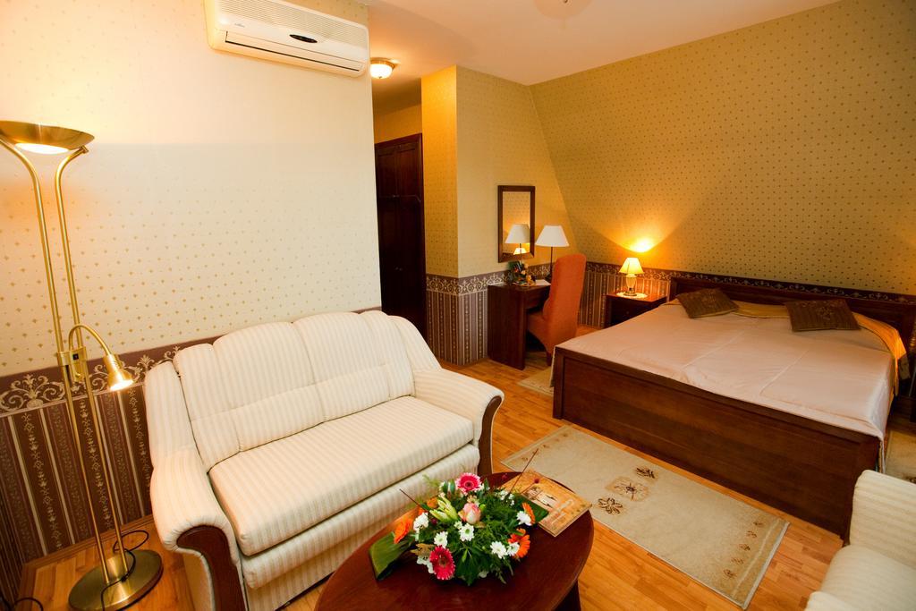 Goecsej Palatinus Etterem Es Panzio Aparthotel Zalaegerszeg Phòng bức ảnh