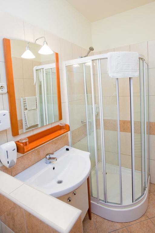 Goecsej Palatinus Etterem Es Panzio Aparthotel Zalaegerszeg Phòng bức ảnh