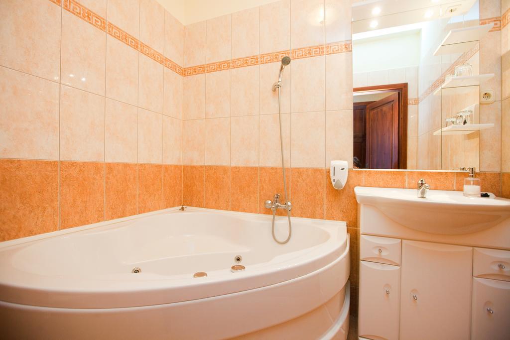Goecsej Palatinus Etterem Es Panzio Aparthotel Zalaegerszeg Phòng bức ảnh