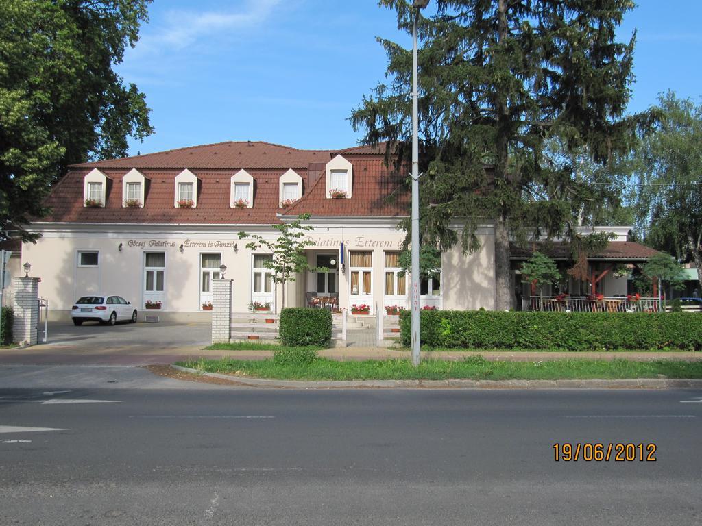 Goecsej Palatinus Etterem Es Panzio Aparthotel Zalaegerszeg Ngoại thất bức ảnh